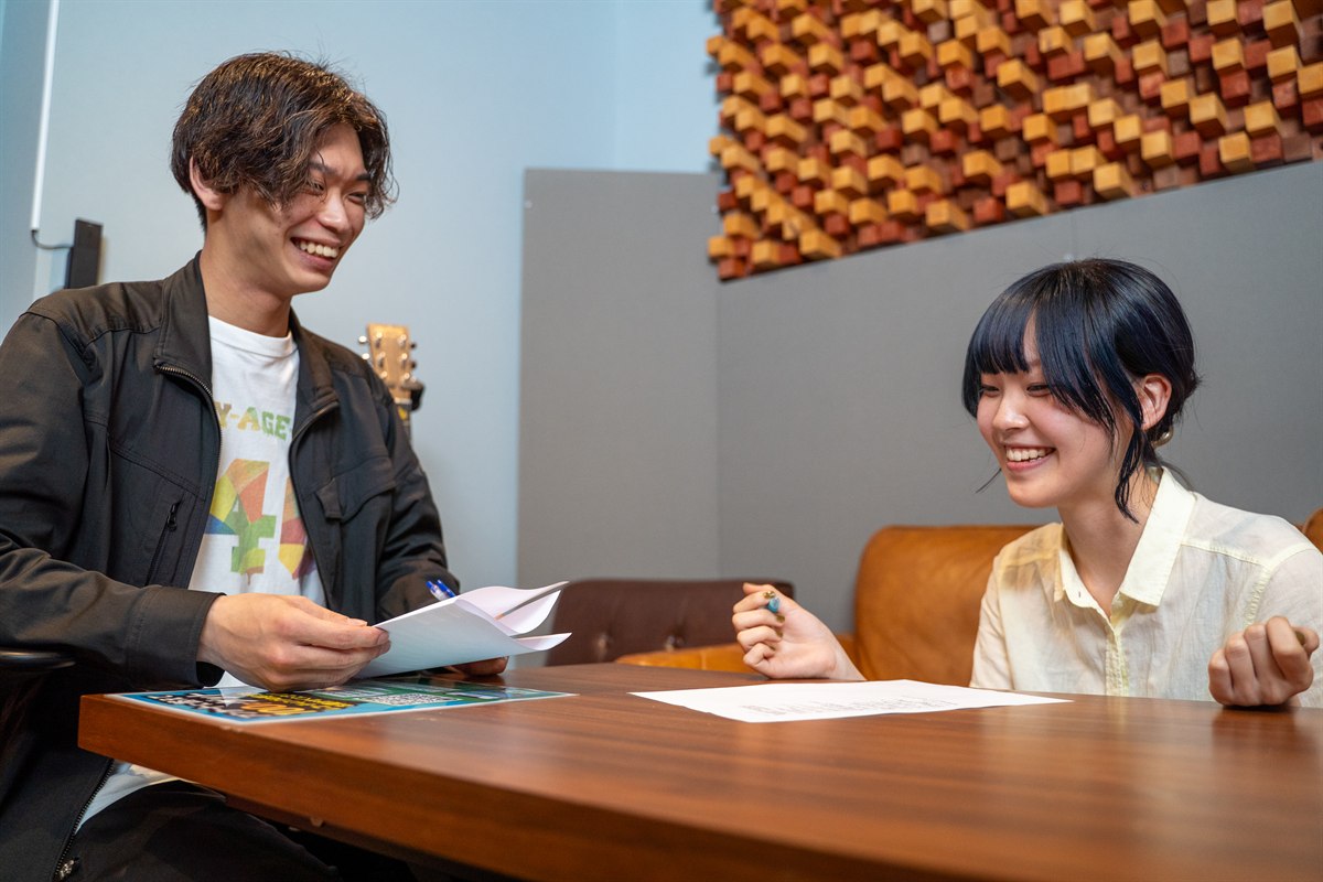 スタジオでエンジニアと打ち合わせする様子