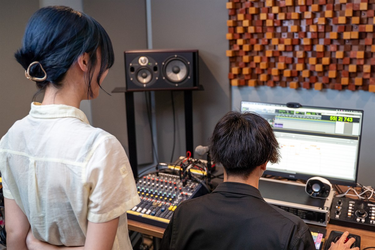 完成した音源をエンジニアと確認する様子