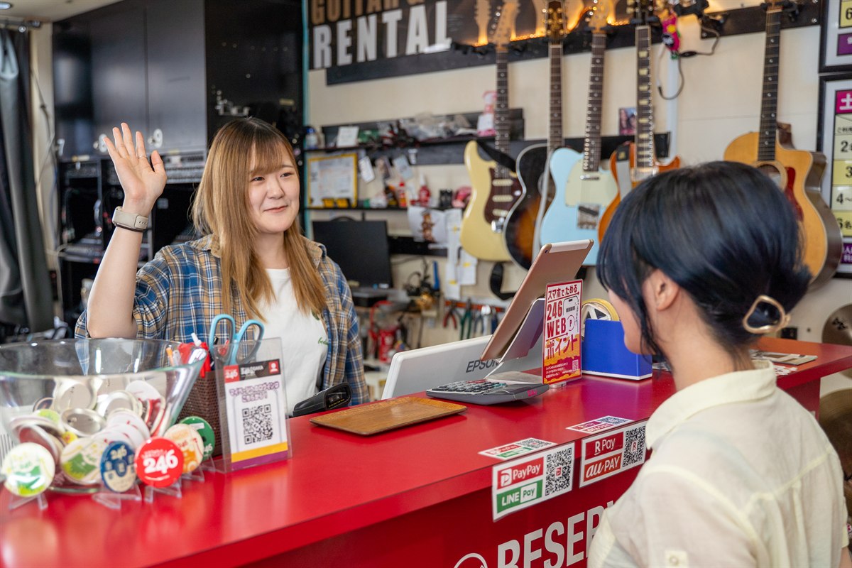受付で来店手続きをする様子